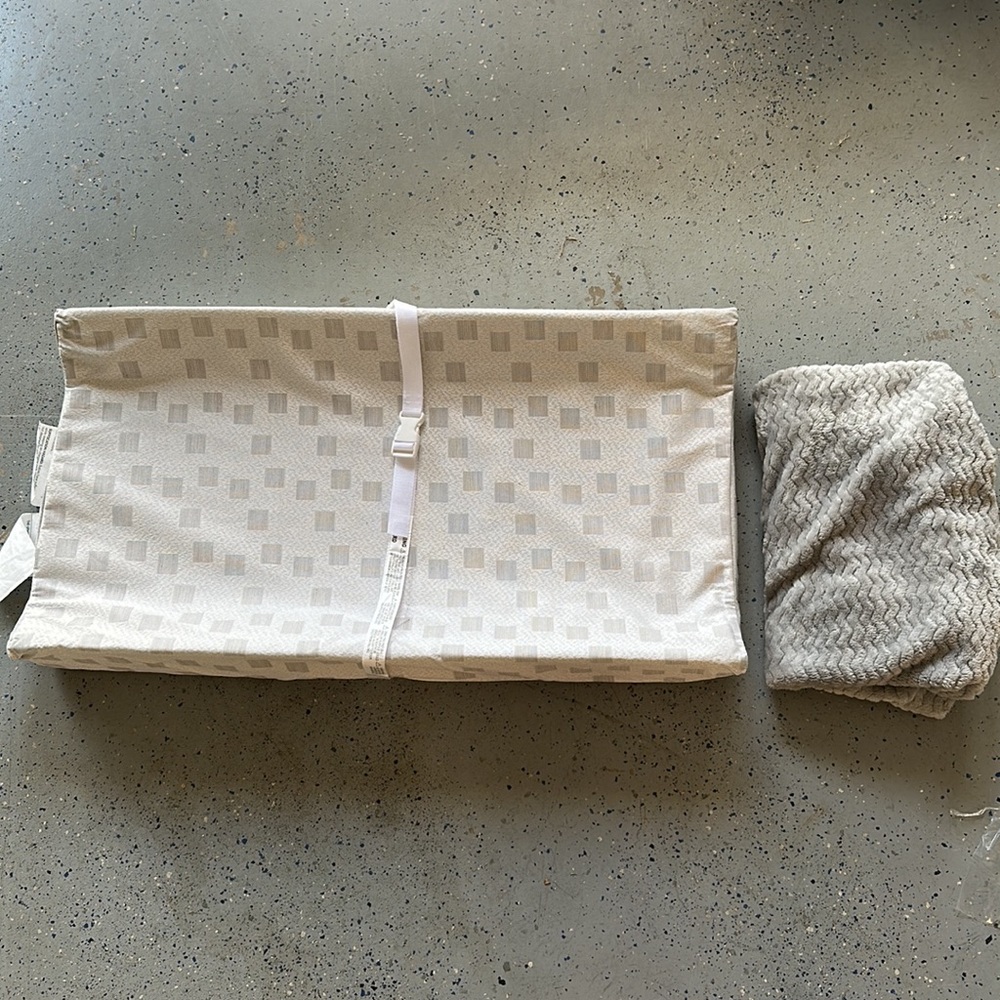 Beautyrest Platinum contoured changing pad with soft fabric cover